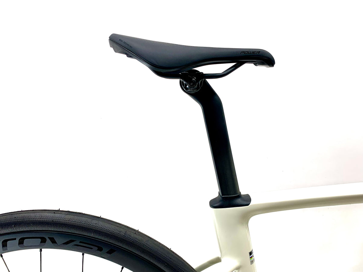 2027 Specialized Roubaix SL8 Expert Sram Force Size: 54cm (Preowned)