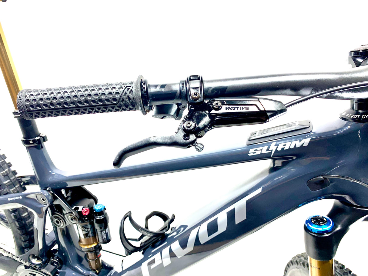 2026 Pivot Shuttle SL/AM Pro SRAM X0 AXS 1X12 Size: (Preowned)