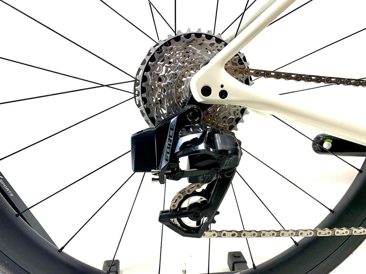 2027 Specialized Roubaix SL8 Expert Sram Force Size: 54cm (Preowned)