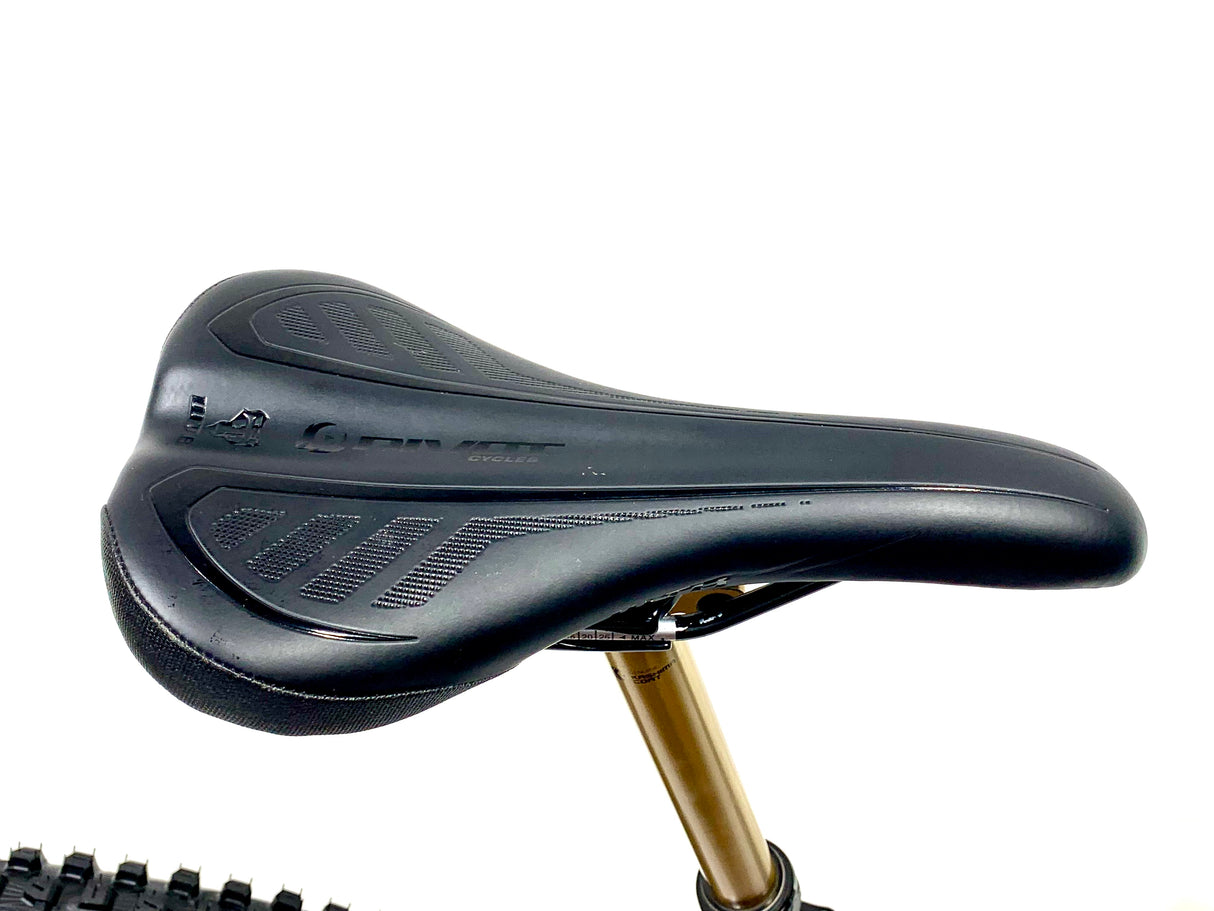 2023 Pivot Shuttle SL Pro SRAM X0 AXS 1X12 Size: Large (Preowned)