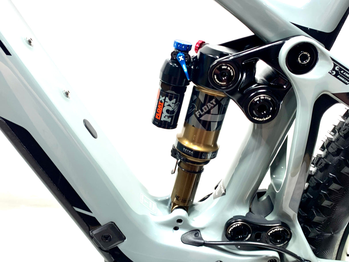 2023 Pivot Shuttle SL Pro SRAM X0 AXS 1X12 Size: Large (Preowned)