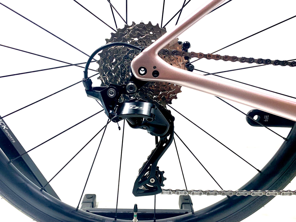 2025 Specialized Roubaix SL8 Sport Shimano 105 12-Speed Size: 54cm (Preowned)